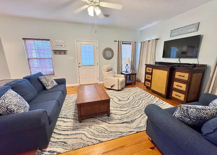 Welcome To 3br/2ba Charming Coastal Holiday home *