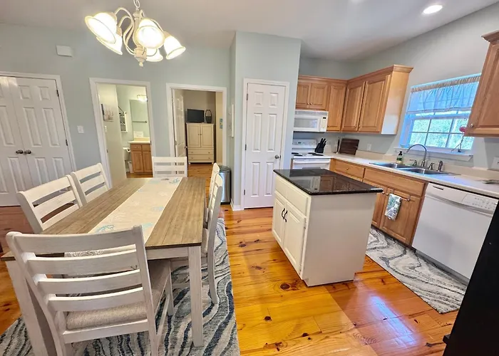 Welcome To 3br/2ba Charming Coastal Holiday home Gulf Shores