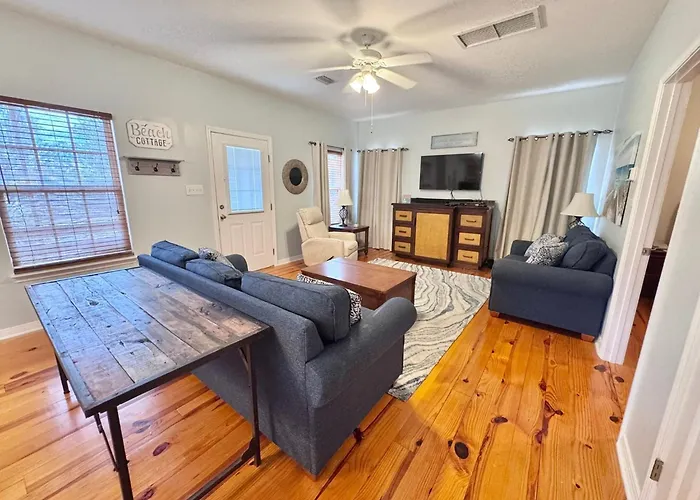 Welcome To 3br/2ba Charming Coastal Holiday home *