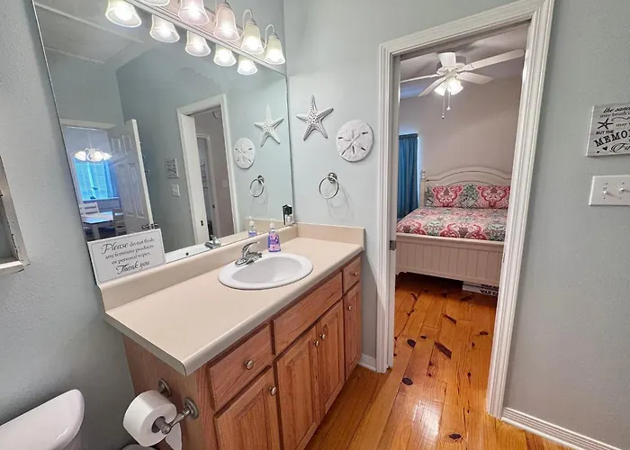 Welcome To 3br/2ba Charming Coastal Holiday home